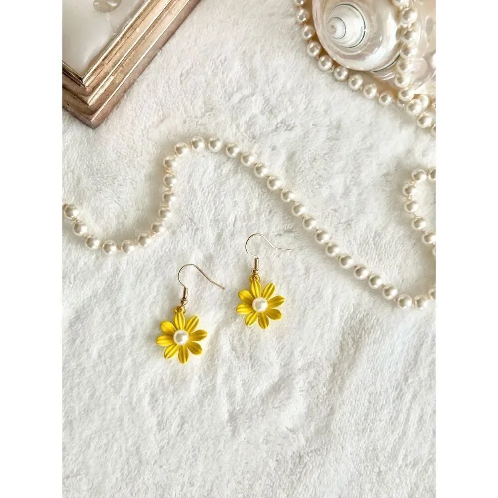 Yellow Daisy dangle earrings with faux pearl ￼
